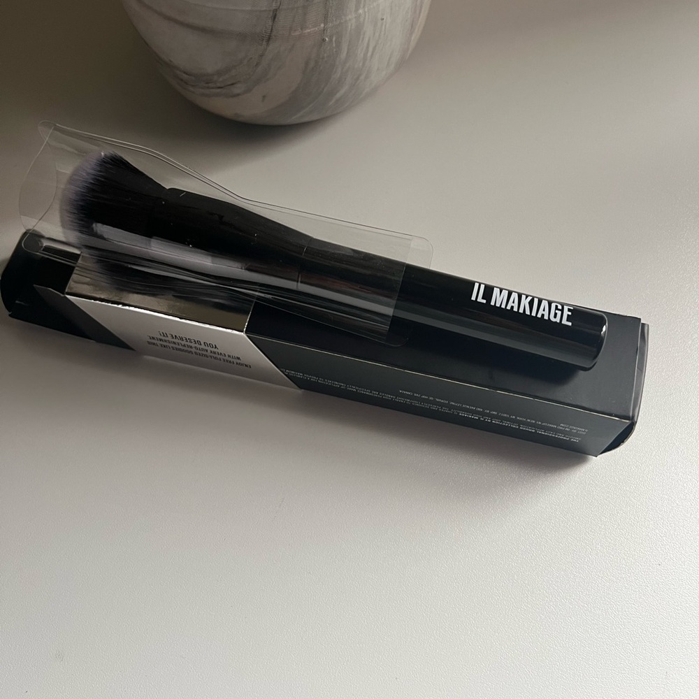 IL Makiage New Foundation Blending Brush